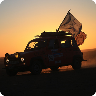 Renault 4L au coucher du soleil